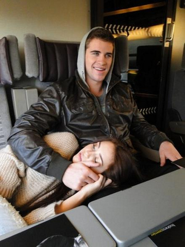 Miley-Cyrus-Liam-Hemsworth-Plane